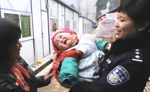 16年前,汶川女警揭衣露乳哺育9婴,归来连升四级,如今怎样了?