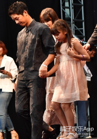 还记得《釜山行》里孔刘的女儿秀安吗？追星追得太成功了