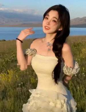 女主播直播跳舞胸摇(暴雨湿身冯提莫冒雨直播，一首〈摇太阳〉神奇摇出雨中太阳)