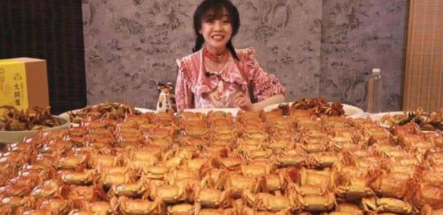 美女吃播都是大胃王？镜头拉进才知道真相，原来是“假吃”