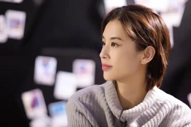 黄圣依在春晚大杀四方，杨子在直播间哭着唱情歌：她不按剧本来