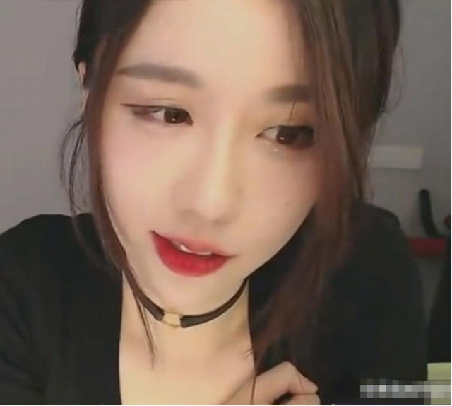 轩子直播玩女仆服务，最后还体温加热冰牛奶