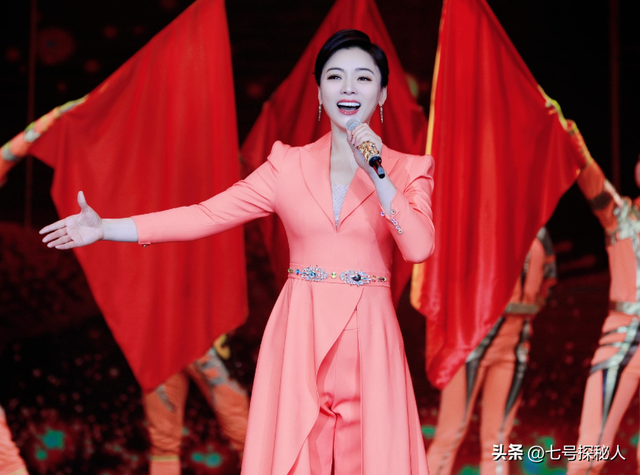 身材丰满、形象出众的四位女歌唱家,你会最喜欢谁呢?