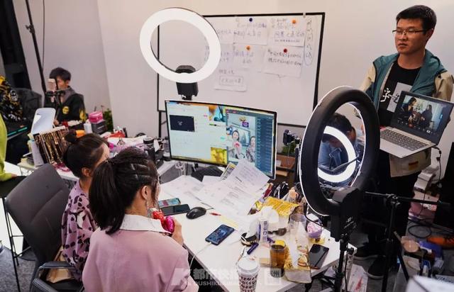 每天收六七百个快递，然后淘汰90%！快报夜访薇娅直播间，揭秘淘宝第一女主播的挑货经