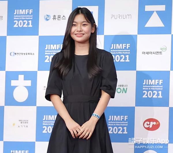 还记得《釜山行》里孔刘的女儿秀安吗？追星追得太成功了