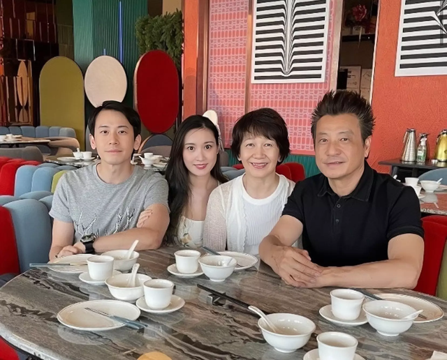 香港美女主播怀孕9月临盆在即!晒写真身材丰满,皮肤白到发光