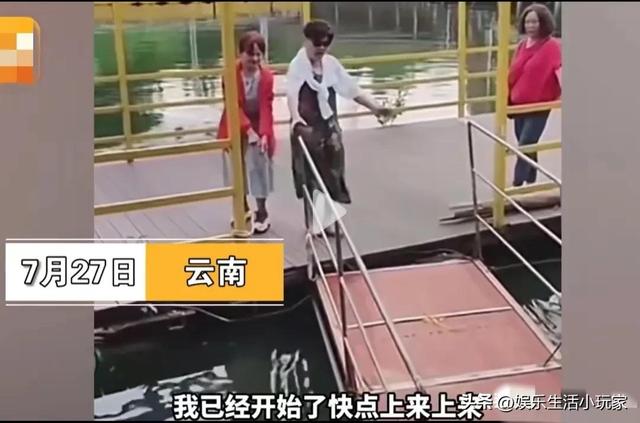 三位大妈水上拍照，踩翻浮板，集体落水，网友笑称：花开富贵沉了