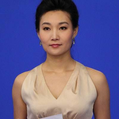 央视女主播李梓萌为显端庄大方戴14年假发，摘下假发的她像张曼玉