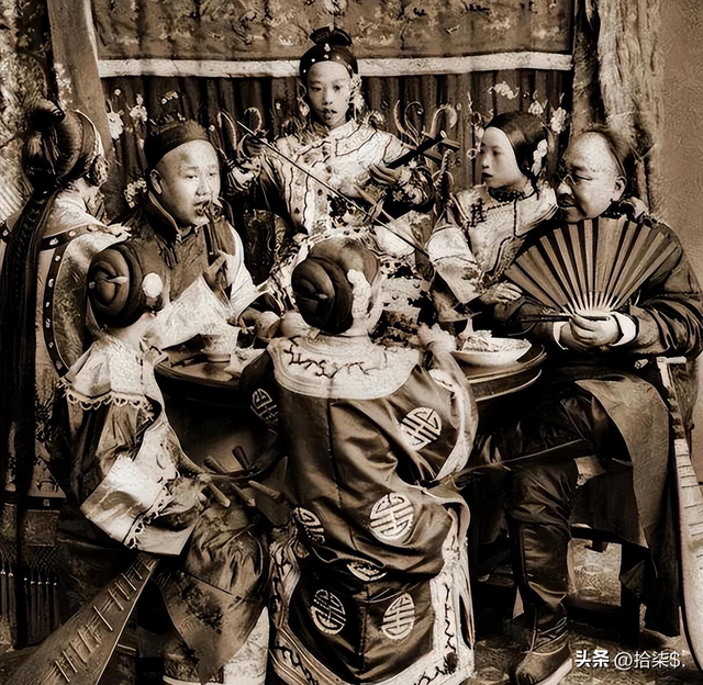 “不堪入目”老照片：日本男女赤裸共浴，喂奶忘记系扣子的妇女