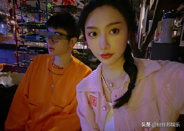 女主播“网恋转正”奔现，斗鱼饺子君退网三年，与男友玩手游相恋