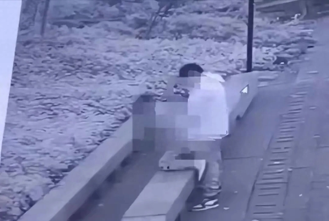 大瓜!情侣野外露骨行为被全程直播,翻录传播者遭到行政拘留