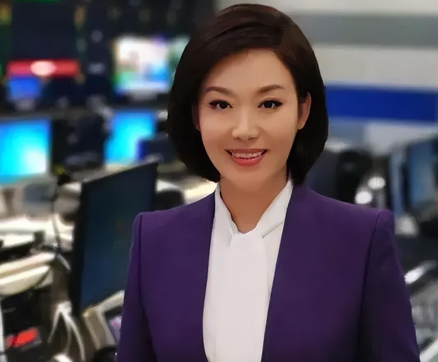 央视主播郑丽：结婚丁克7年不生娃，37岁高龄生女，婆婆激动落泪