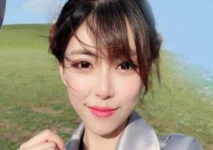 女主播跳lol(周淑怡跳槽快手直播，穿短裙跳社会摇，网友：精神小妹找到组织了)