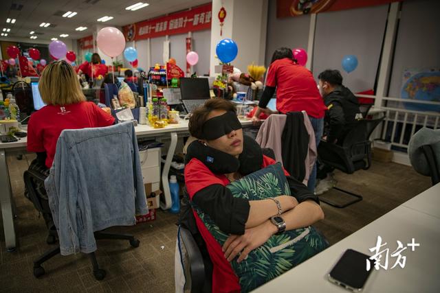 百万粉丝女主播的“双十一”之夜：凌晨3点下播后，她睡在了直播间