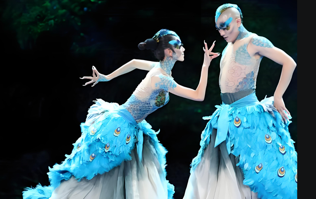 为艺术现身？杨丽萍大胆艺术表演，全裸舞动引热议。