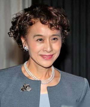 青春蜜糖女主播(“不老女神”栗原小卷：78岁爱烫卷发，穿套装戴珍珠，好优雅)
