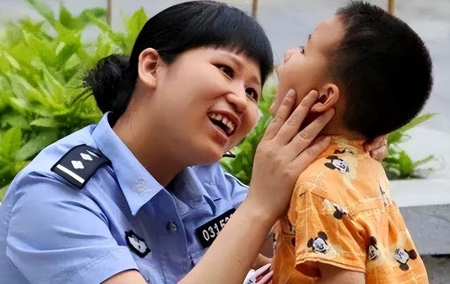 16年前,汶川女警揭衣露乳哺育9婴,归来连升四级,如今怎样了?