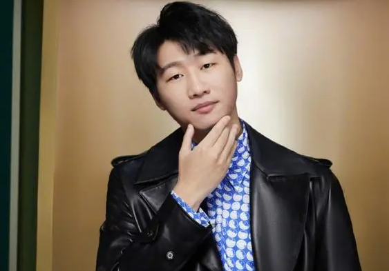 小悠穿白丝是真好看！做客姿态庄园澄清年龄，网友：保养的像18岁