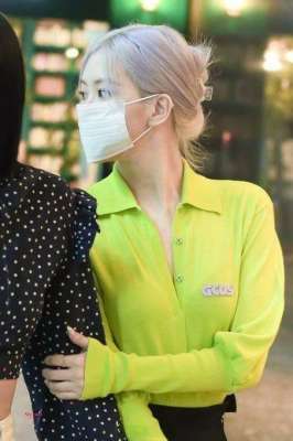 澳洲女主播绿色套装(朴彩英上班私服超养眼亮绿色上衣搭配百褶裙，真是时髦野玫瑰)