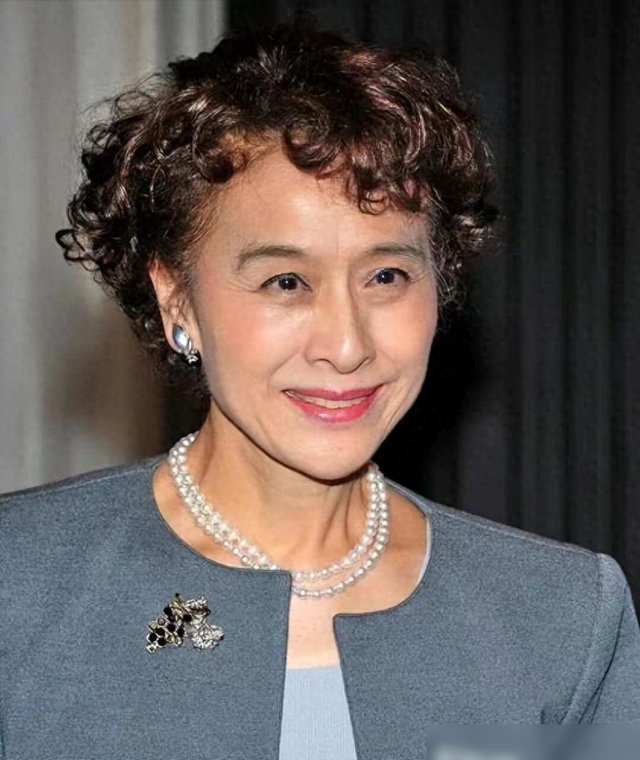 “不老女神”栗原小卷：78岁爱烫卷发，穿套装戴珍珠，好优雅