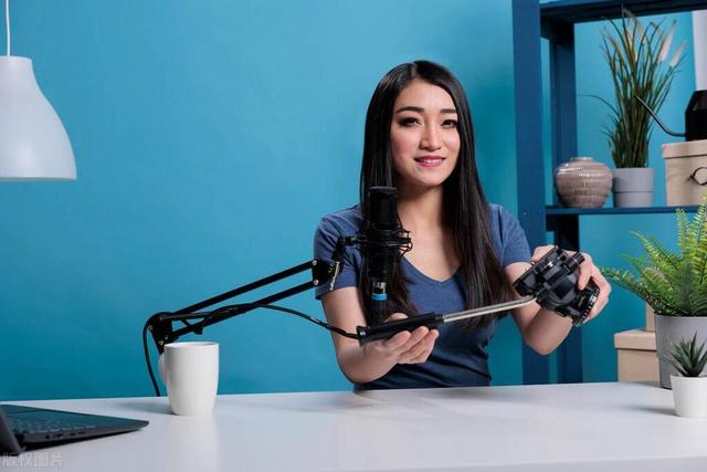 抖音里很多女生直播，啥才艺没有也没人观看，她们在坚持什么？