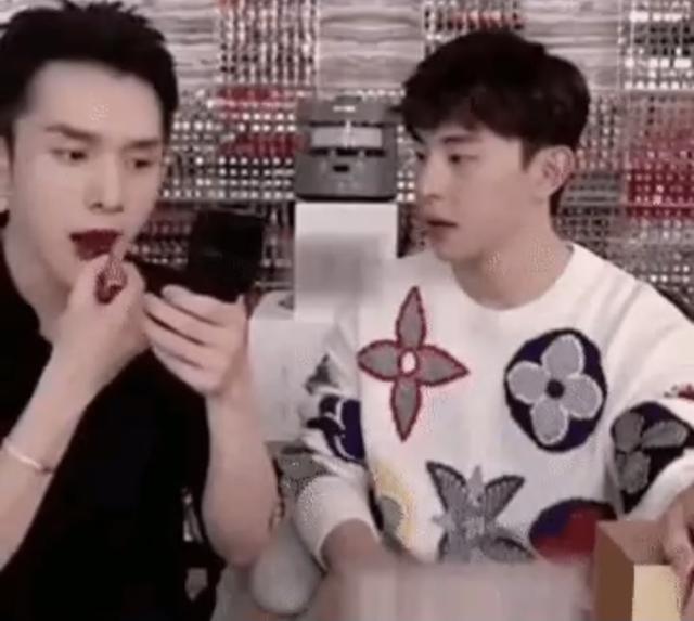 赵丽颖亮相佳琦直播间，绿色挑染披肩发气质绝佳，夸李佳琦的嘴漂亮