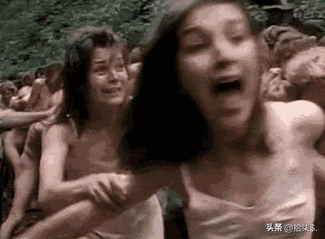 “不堪入目”老照片：日本男女赤裸共浴，喂奶忘记系扣子的妇女