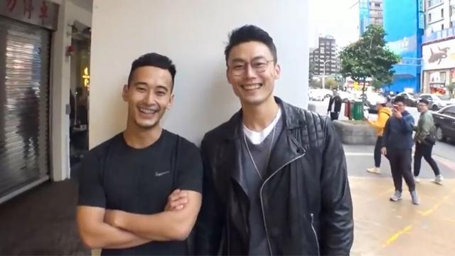 一个帅哥，每天在街头拉陌生男女随机相亲，2年撮合1000对