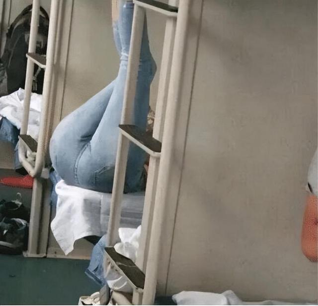 “弟弟的女同学才初一，都这么早熟了吗？”哈哈哈