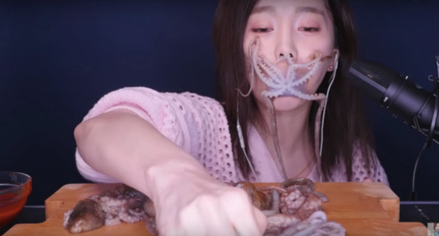 女网红大雪天在户外直播一整夜，一晚涨粉20万，直言钱比命重要