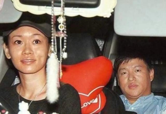 “消失”的港姐杨思琦:深夜直播唱歌、付费聊天,她经历了什么?