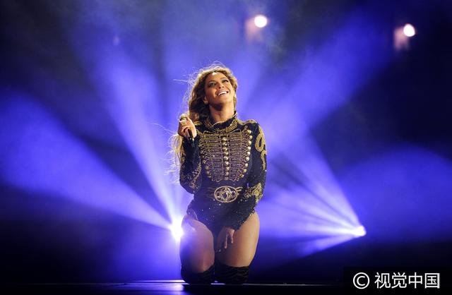 “卡阴装”正流行！碧昂斯挤胸秀腿性感开唱 扭臀热舞high爆全场