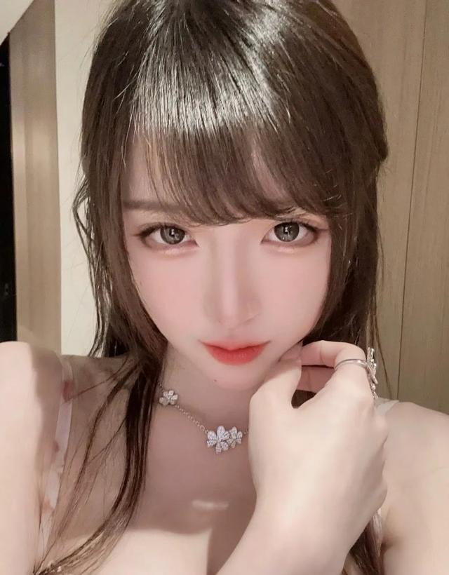 美女主播腐团儿，吊带连衣裙，香肩美背，御姐范十足！