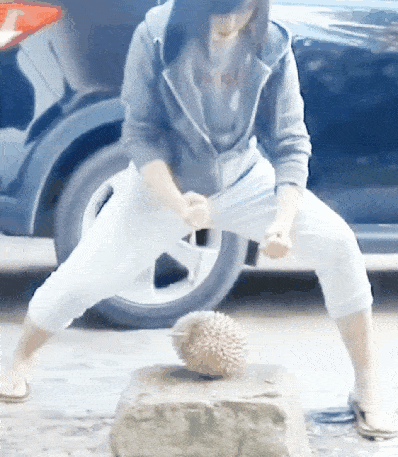 如何评价这个女主持人，主持了一半把丝袜脱了？