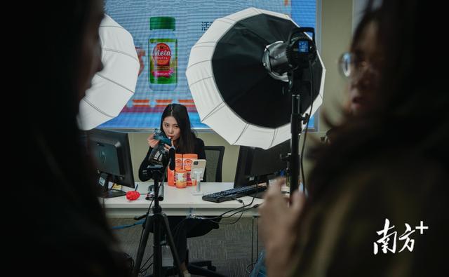 百万粉丝女主播的“双十一”之夜：凌晨3点下播后，她睡在了直播间