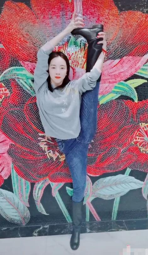 央视主持李思思秀一字马，紧身裤绷出傲人身材，柔韧性太好了