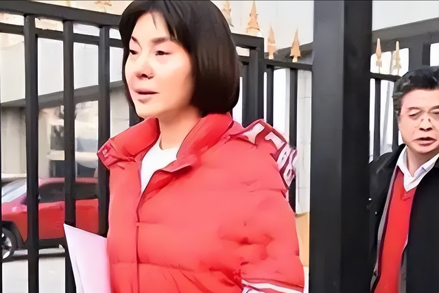 背叛丈夫跟医生相好,转移丈夫12 亿,靠一首歌在春晚爆红的她真狠