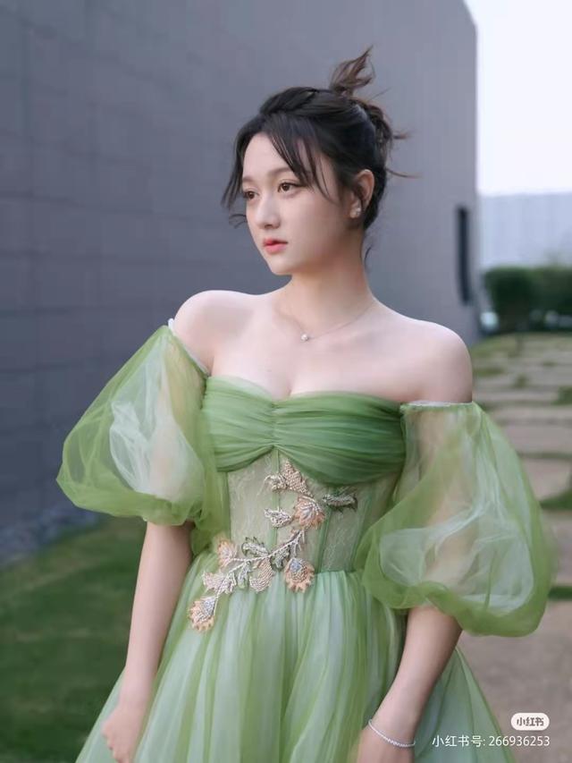 还记得《二十不惑》里的大宝董思怡吗?她瘦下来竟然这么美