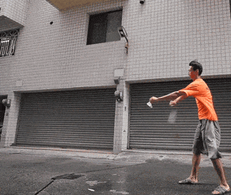 如何评价这个女主持人，主持了一半把丝袜脱了？