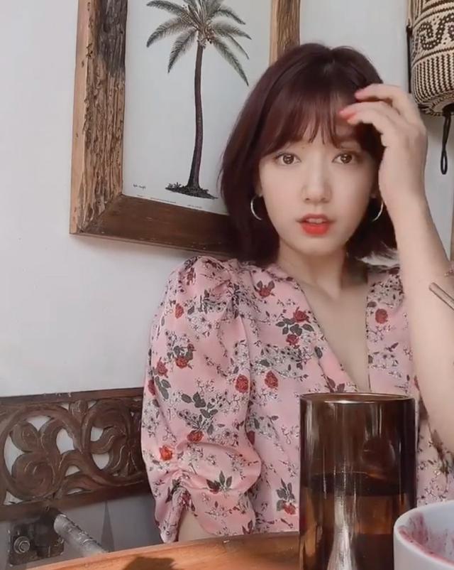 30岁朴信惠肉肉脸下垂，水蜜桃感不再？差的是一对改面相耳环