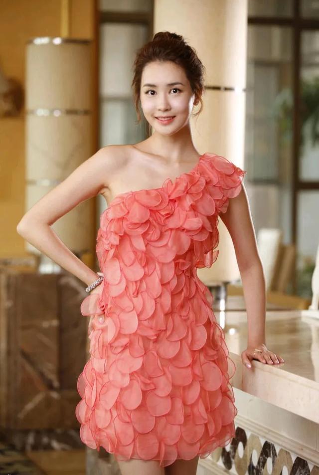 韩国女星李多海定居上海，直播带货若热议：是机遇还是挑战