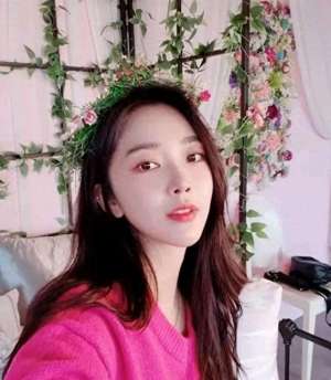 韩国r级女主播(韩国复古舞女王裴涩琪，拍R级电影，结婚四年后终于怀孕)