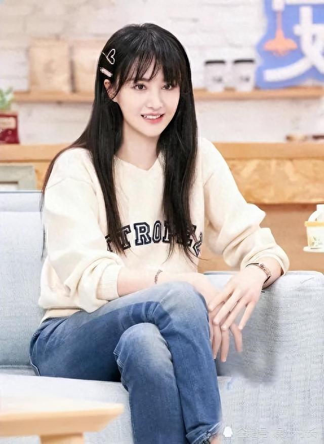 从“内娱顶流”到“全网封杀”，31岁郑爽是如何走向堕落的？