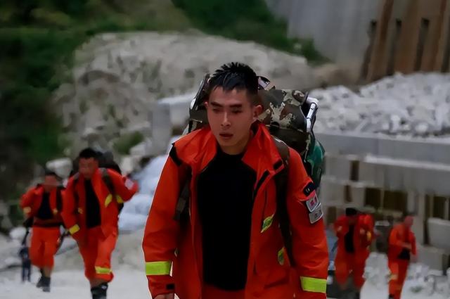 16年前,汶川女警揭衣露乳哺育9婴,归来连升四级,如今怎样了?