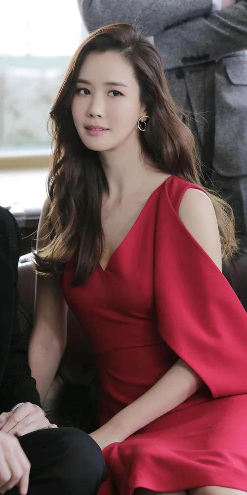 韩国女星李多海定居上海，直播带货若热议：是机遇还是挑战