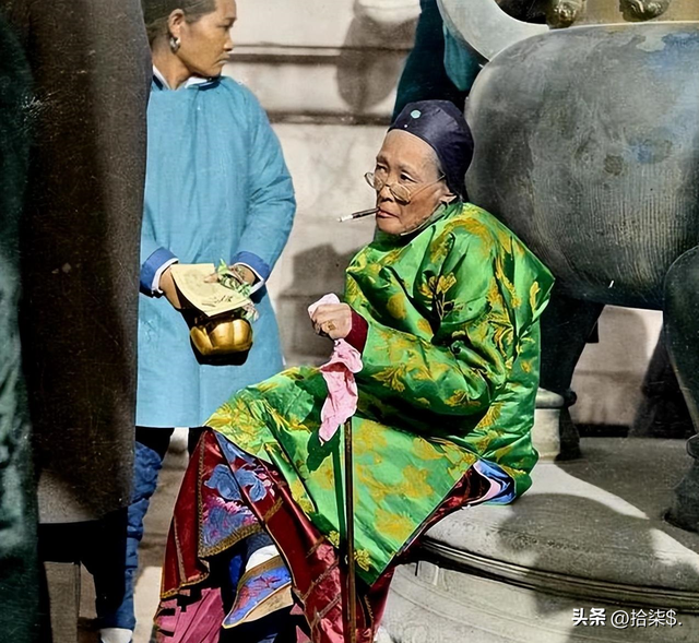 “不堪入目”老照片：日本男女赤裸共浴，喂奶忘记系扣子的妇女