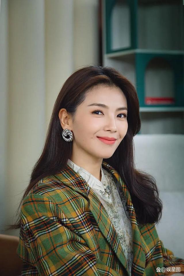 刘涛直播卖沙发太敬业！穿开叉裙赤脚躺沙发上，抬腿下来直接走光