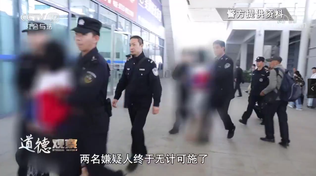 面对民警,女主播竟要脱衣示范是如何进行色情直播的?!