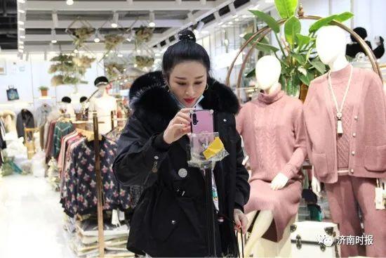 济南最大服装城建十大秒杀群，“女主播”线上带货