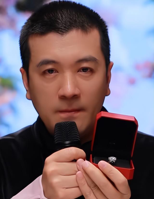 黄圣依在春晚大杀四方，杨子在直播间哭着唱情歌：她不按剧本来